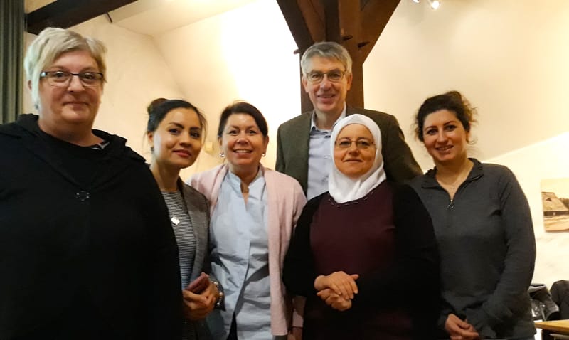 Von links: Wiebke Wilken, Shamsia Aznamehr (Erste Vorsitzende), Maren Berger, Dr. Axel Holtz, Rana Hafiz, Leeza Lorenz (beide Vorstandsmitglieder des Forum für Migration)